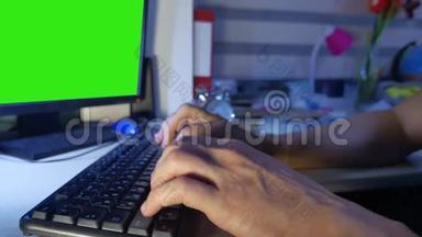 人手在电脑<strong>键盘上打字</strong>绿色键屏.. 在室内的人手在<strong>键盘上打字</strong>